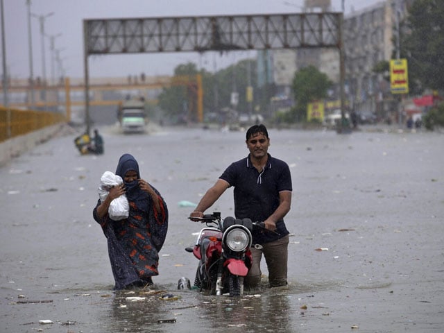 کراچی میں بارش کے دوران کرنٹ لگنے اور نالے میں ڈوبنے سے دو افراد جاں بحق