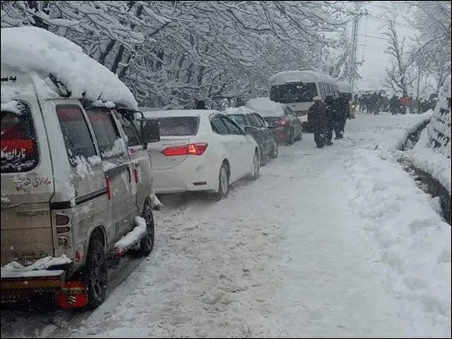 مری: برف باری کے دوران سیاحوں کی مدد کرتے ہوئے ٹریفک وارڈن شدید زخمی