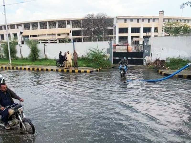 بارش کے سبب نیشنل اسٹیڈیم بھی جل تھل ہوگیا