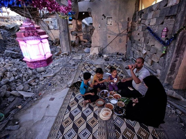 بھوک سے نڈھال فلسطینیوں کا رمضان کا پُرجوش استقبال؛ اسرائیلی بمباری جاری