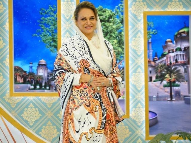 بشریٰ انصاری کا علامہ اقبال کے اشعار والی چادر اوڑھ کر طنزیہ تبصرہ