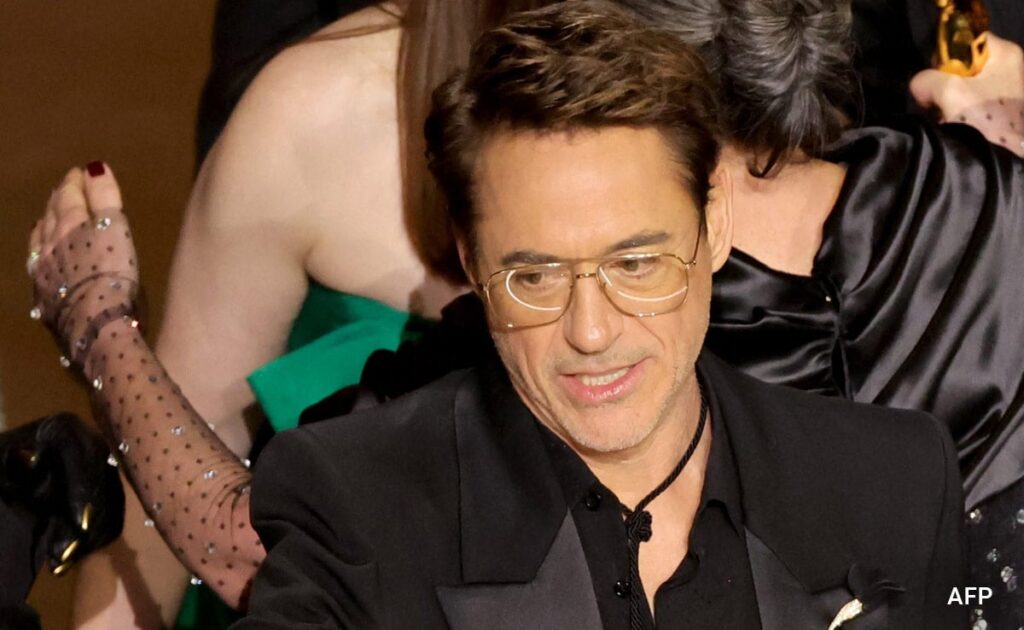 Robert Downey’s Winning Speech Was “Genius,” Per Kareena Kapoor