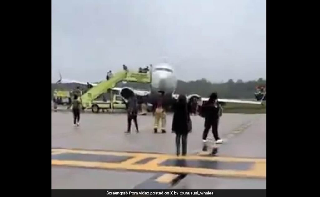 Boeing 737 Rolls Off Runway In US, Passengers Deplaned On Grass